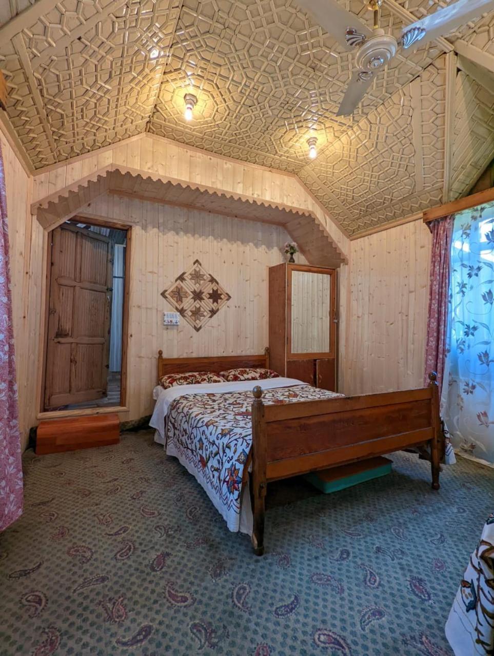 Golden Hopes Group Of Houseboats Hotel Srinagar  Exterior photo